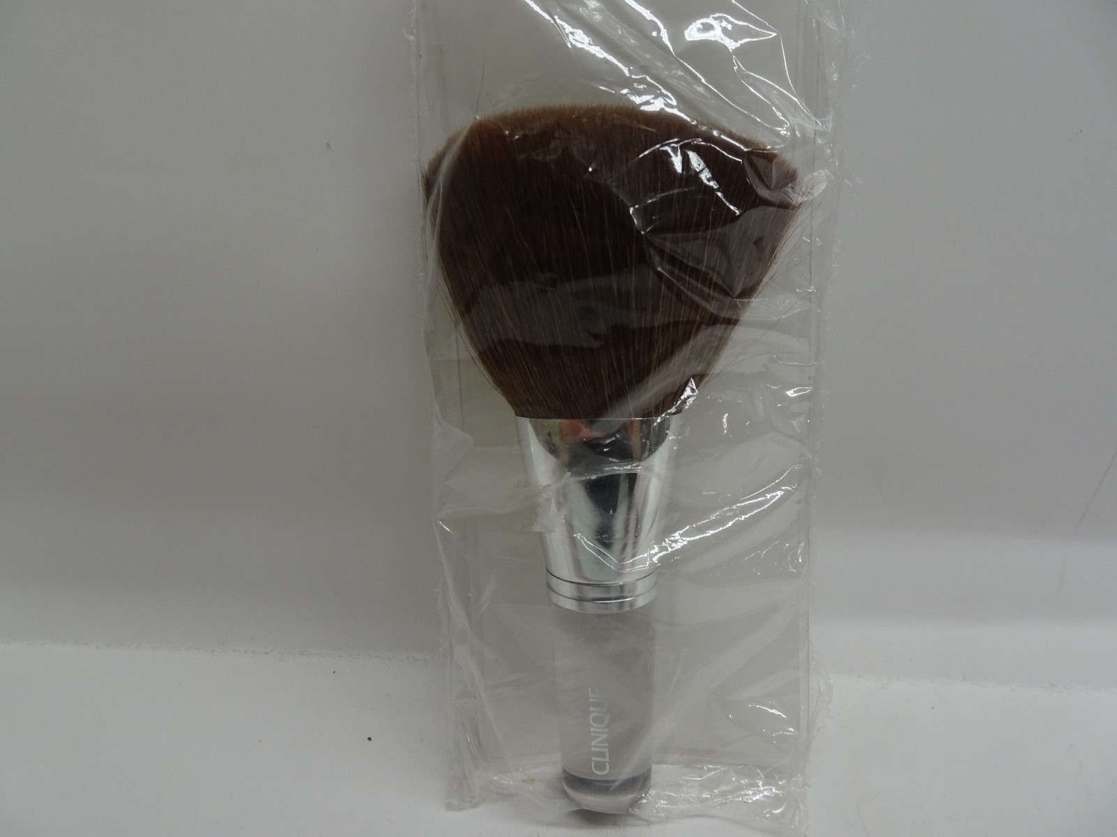 НОВАЯ КИСТОЧКА-БЛЕНДЕР ДЛЯ НАНЕСЕНИЯ БРОНЗАТОРА CLINIQUE 6890₽