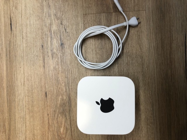 Apple Airport Extreme W Wall Mount Bundle