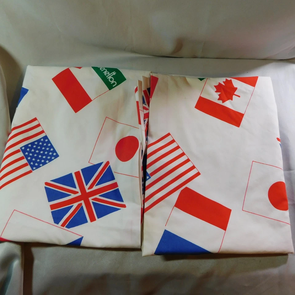 Par de cortinas de ventana bandera mundial United Colors of Benetton de colección Foto 2 de 4