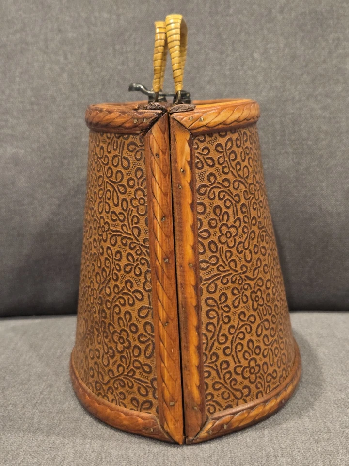 老式木盒钱包棕色带手柄和浮雕花卉藤图案  — 第 2/4 张图片