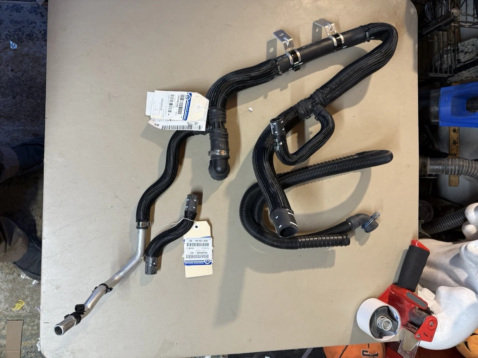 Manguera de salida de radiador motor delantero Dodge Dart 2016 original Mopar 68092561AG Foto 3 de 4