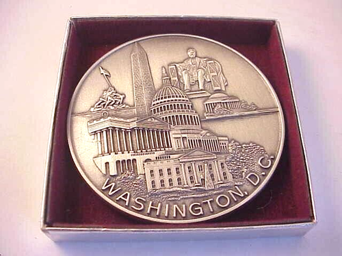 Medallón de peltre vintage Bates and Klinke Washington D.C. monumentos grabados - Imagen 1 de 9