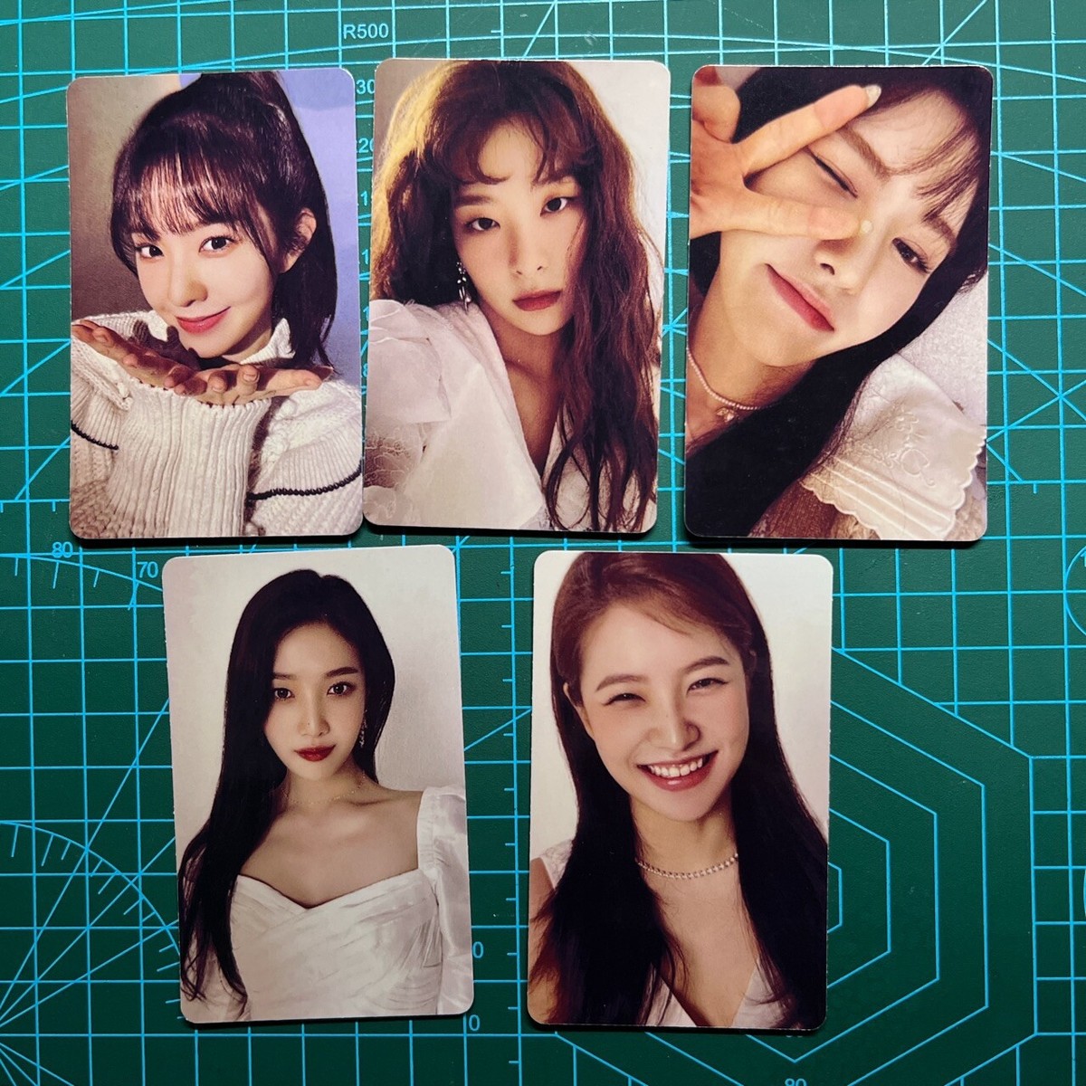 Red velvet 2022 season's greetings Irene photocard Joy Wendy Yeri