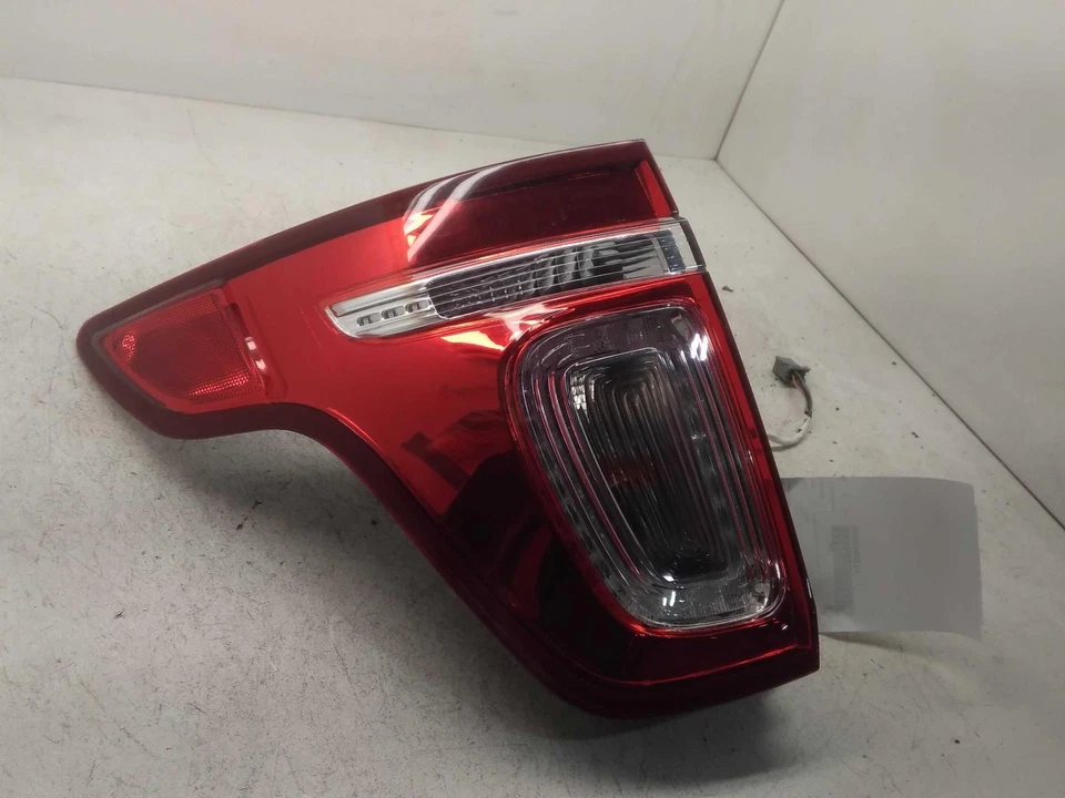Used Left Tail Light Assembly fits: 2014 Ford Explorer w/o police package red le Foto 2 de 4