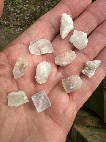 10 x SMALL / TINY ZEOLITE - APOPHYLLITE STILBITE CHALCEDONY ROUGH NATURAL STONES - Foto 4 di 6