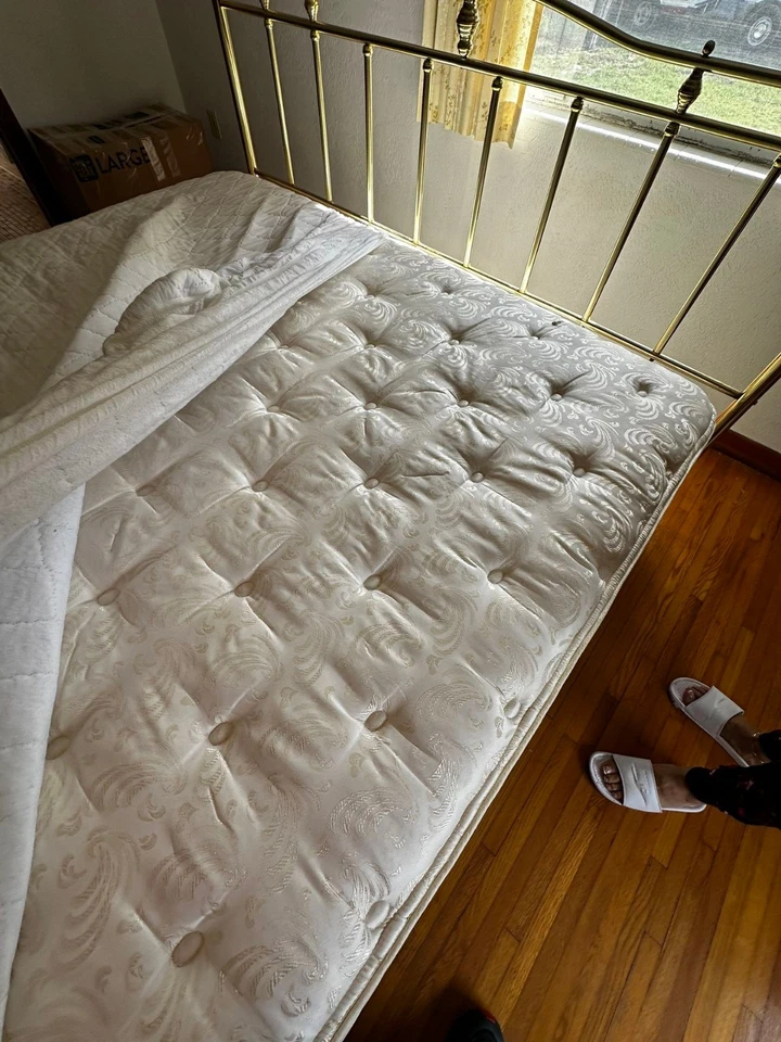 SERTA QUEEN SIZE Extra Meridian Matress With Box Spring Supports - Image 3 of 4