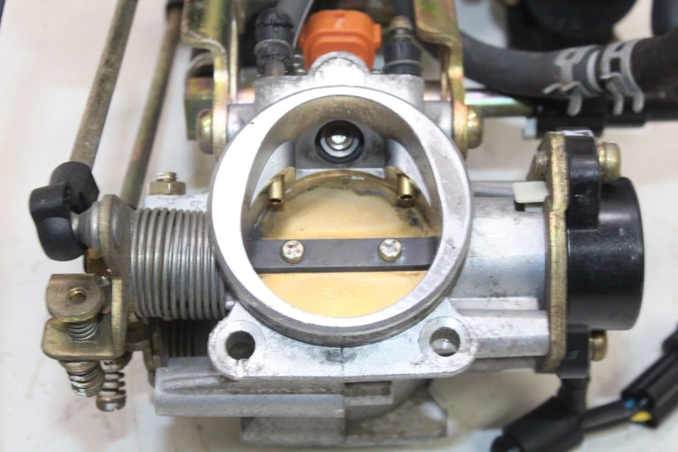 04-06 SUZUKI VSTROM 650 DL650 OEM ОСНОВНЫЕ ТОПЛИВНЫЕ ФОРСУНКИ / КОРПУСА ДРОССЕЛЬНОЙ ЗАСЛОНКИ - Изображение 3 из 4