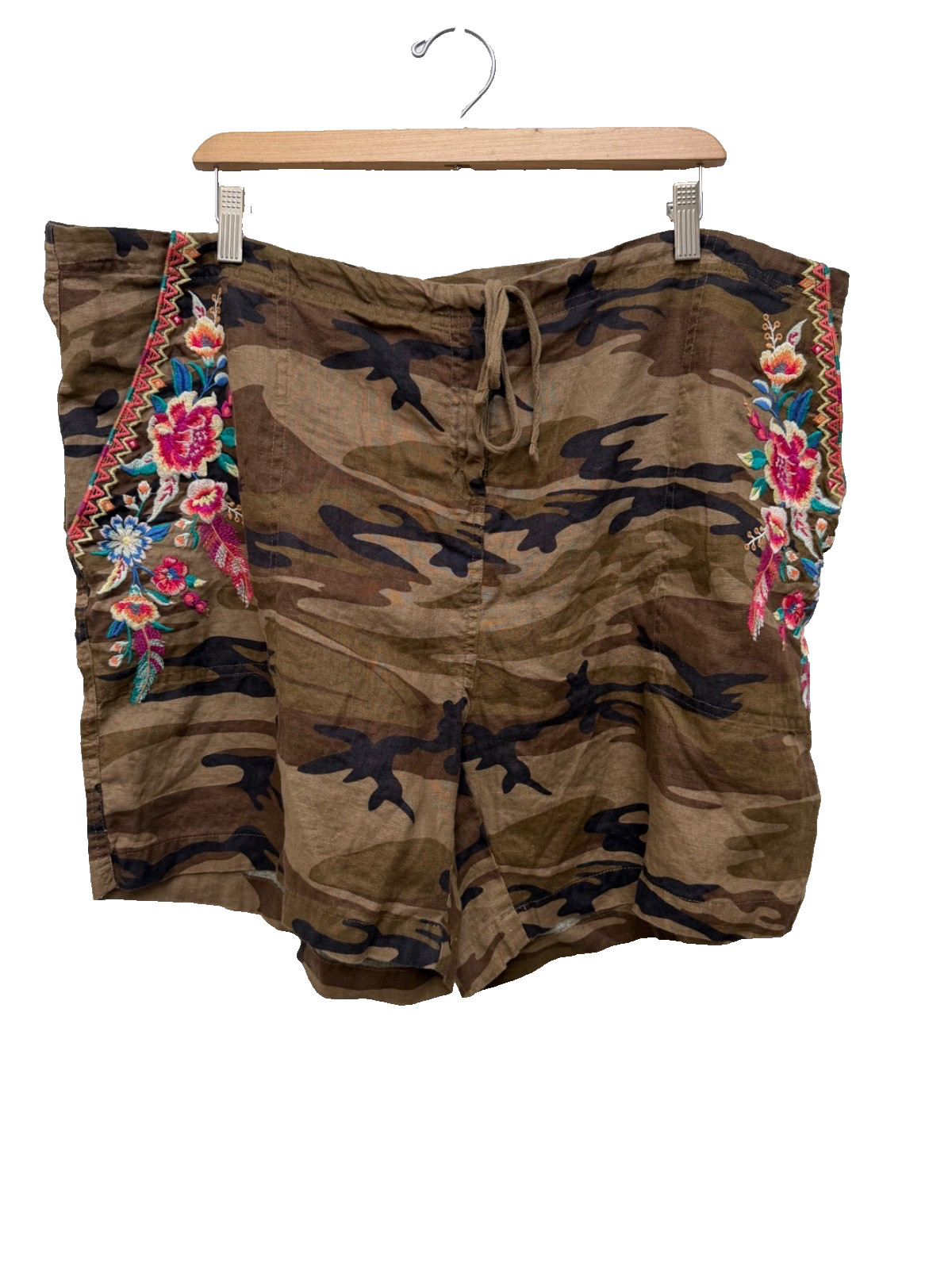 Johnny Was Imani Camo Embroidered Shorts Sz XXL