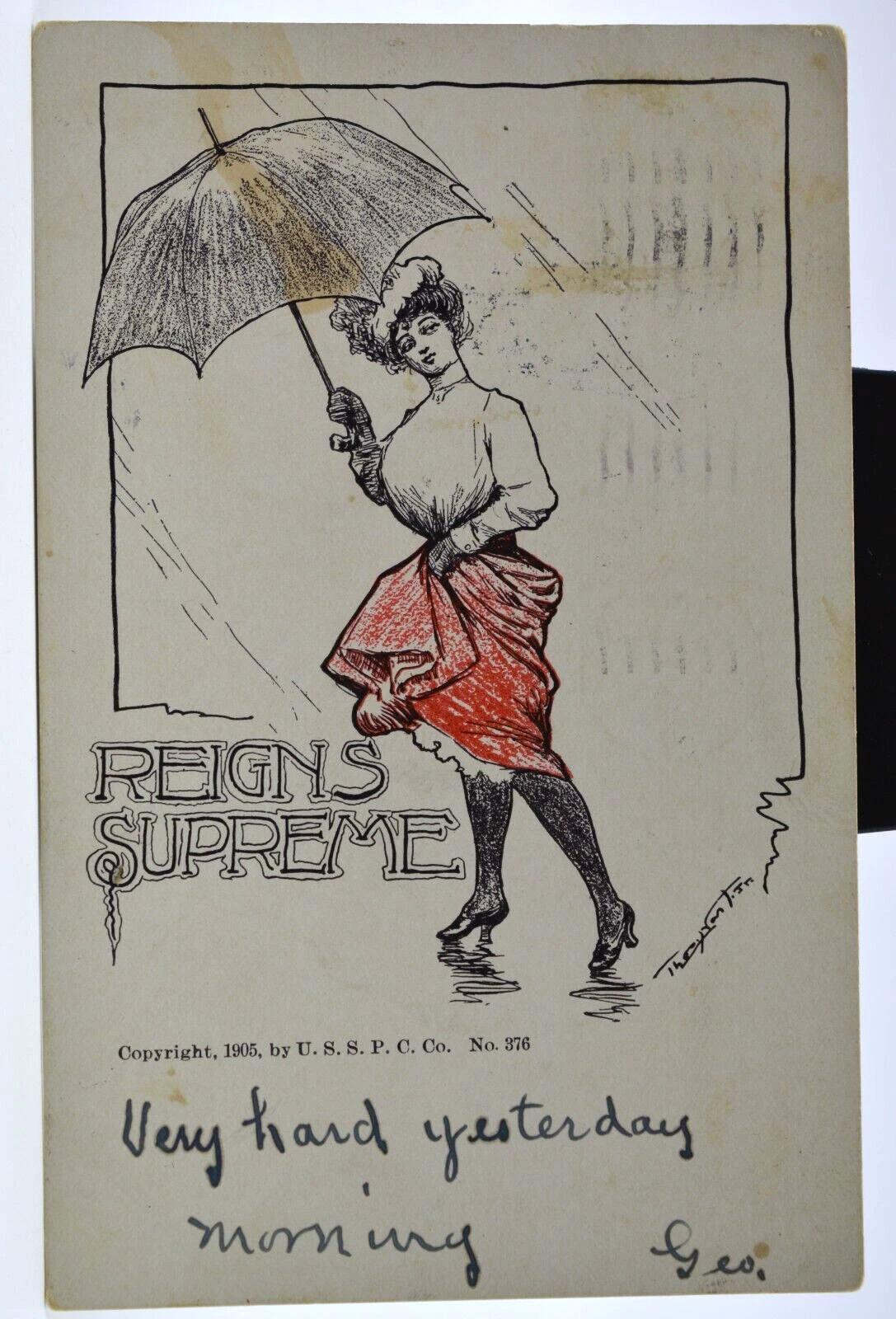 c1905   Carte postale Reigns Supreme, antique, femme sous la pluie, robe rouge tenant parapluie