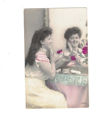 SD3438 GLAMOR WOMAN  POWDERING HERSELF BEFORE THE MIRROR RPPC HAND. COL
