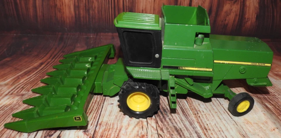 VTG John Deere Titan II Green Diecast Metal Combine Tractor ERTL 1/24 Scale - Image 2 of 4