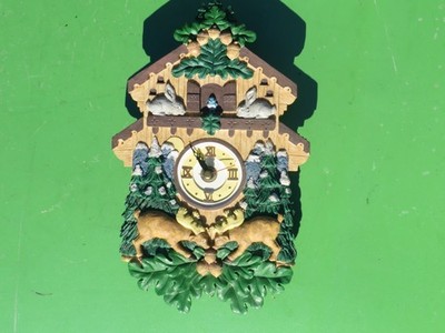 II INC WALL CLOCK HOLIDAY BARN W/ DEER RABBIT BIRD ACORNS CHIMES VINTAGE 1995