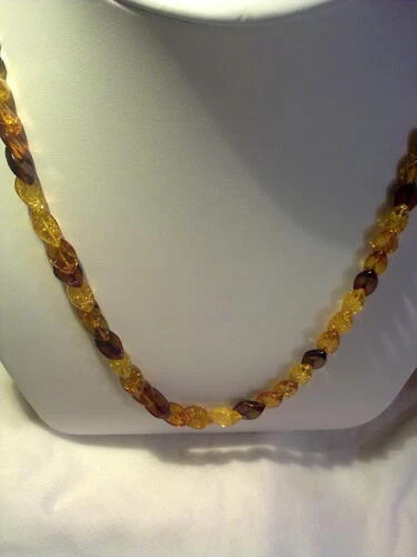 Gioielli e gemme di ambra