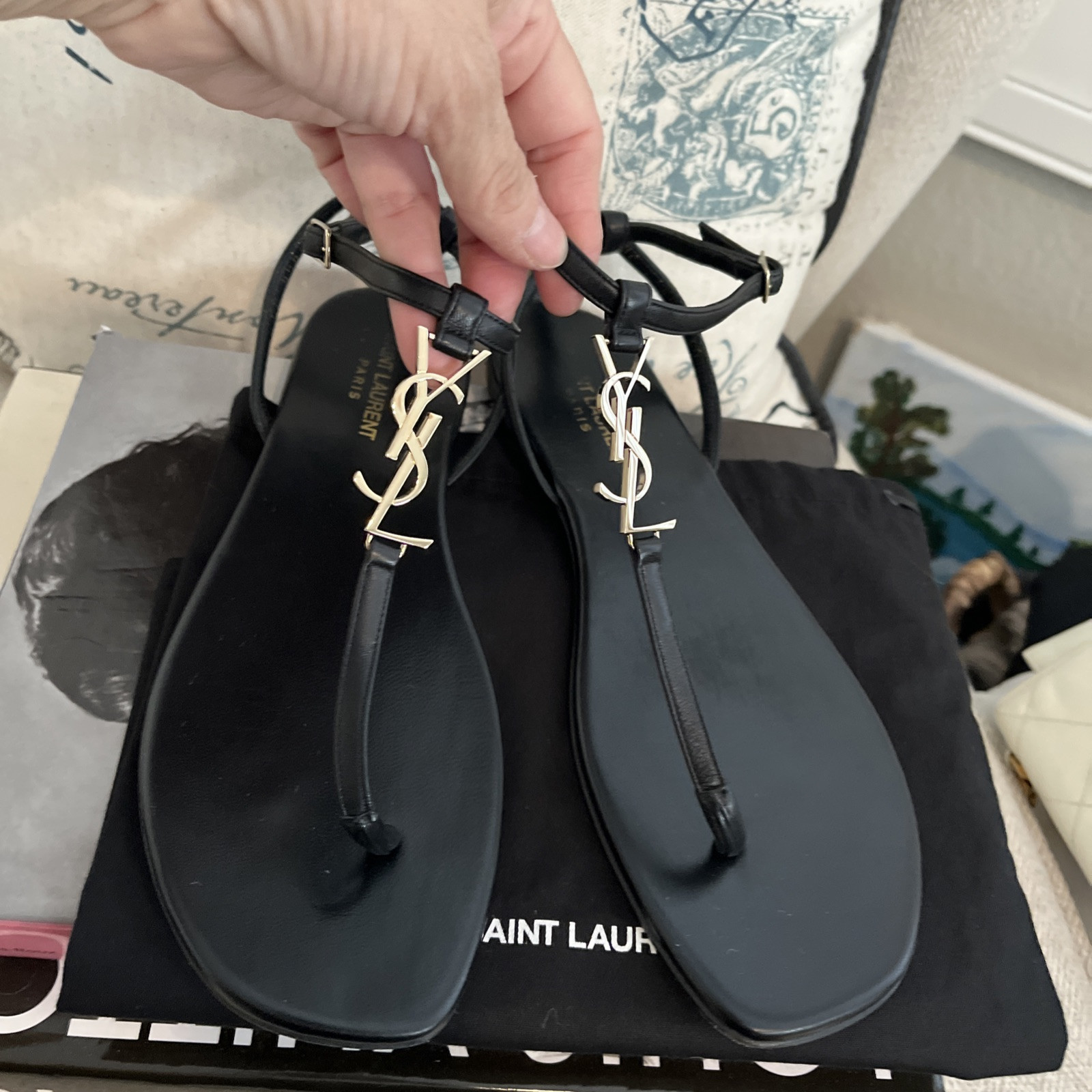 【SAINT LAURENT】CASSANDRA FLAT SANDALS SAINT LAURENT Cassandra logo-embellished leather slingback