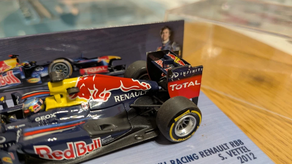 RedBull RB8 VETTEL Winner Bahrain GP 2012 World Champion 1/43 F1 Minichamps - Immagine 2 di 4