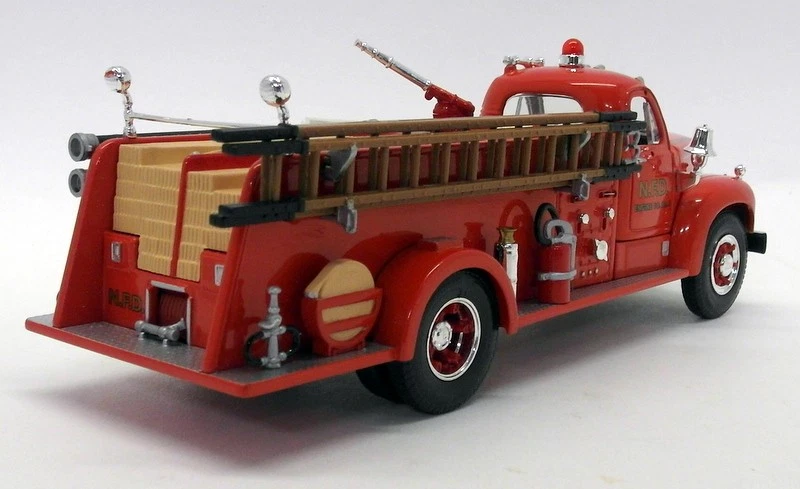 1st Gear 1/34 Scale - 19-2247 1960 Mack B-Model Pumper Newark F.D - Image 2 of 4