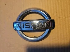  NISSAN QASHQAI FRONT GRILLE BADGE EMBLEM 4276W0010