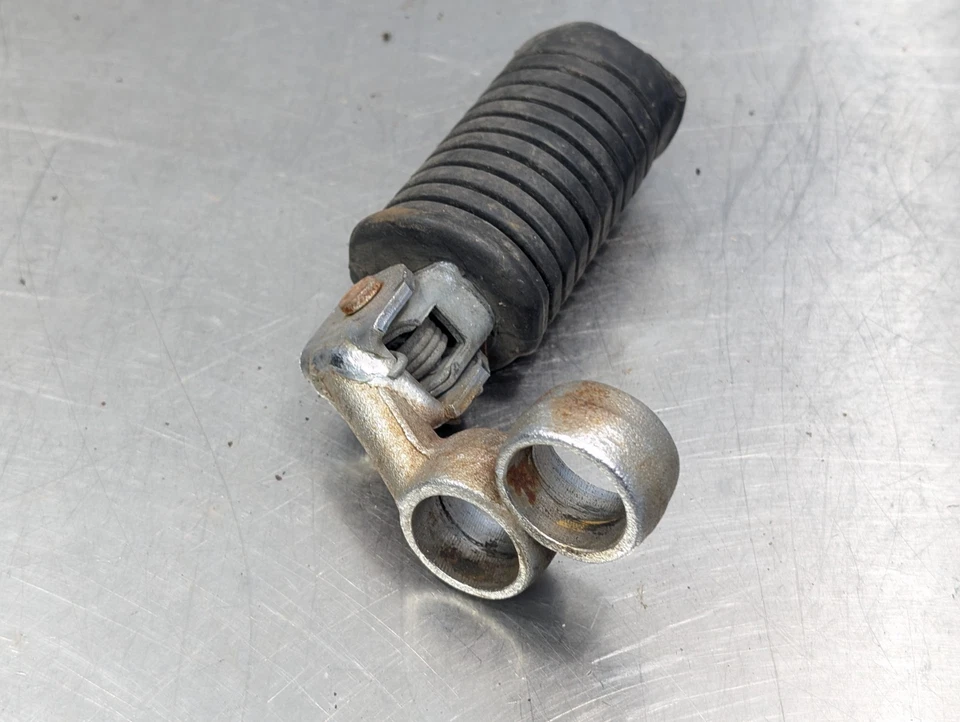 Par de reposapiés izquierdo derecho Suzuki GS650E GS550T 1981-1982 OEM Foto 4 de 4