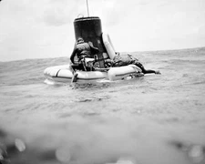 NAVY DIVERS ATTACH FLOAT COLLAR TO FAITH 7 FOR RECOVERY - 8X10 PHOTO (AA-527)