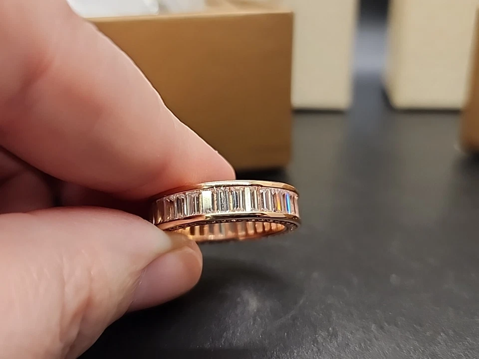 Anillo de eternidad Diamonique Baguette de 4,35 quilates revestido de oro rosa de 14 quilates de ley talla 8 Foto 3 de 4