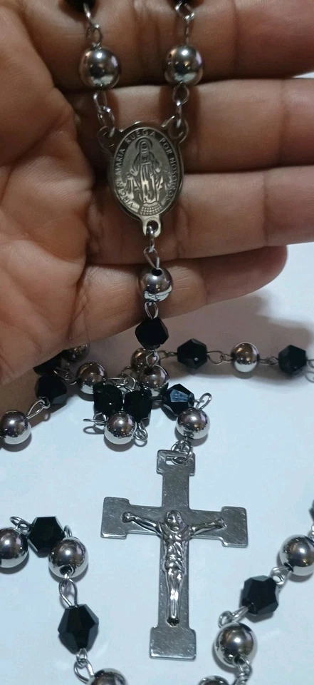 Collar de cuentas de rosario de cristal negro medalla Virgen María y acero inoxidable. Foto 4 de 4