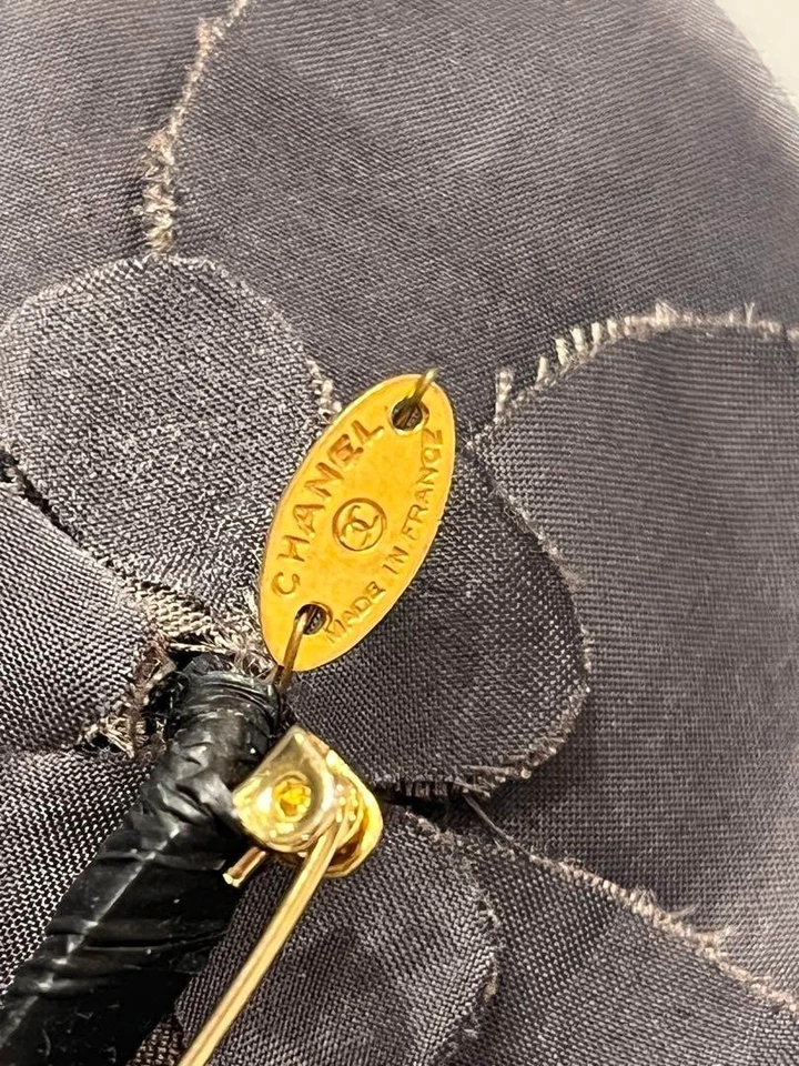 Broche ramillete vintage de terciopelo camelia Chanel Foto 3 de 4