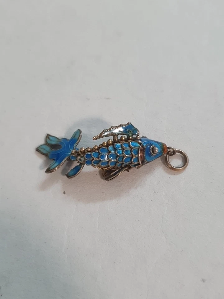 Ciondolo antico a forma di pesce in cloisonné Smaltato Celeste Filigr. Arg. 4cm - Immagine 3 di 4