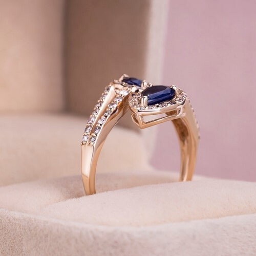 Ciondolo A Nastro In Argento 925 Con Zaffiro Simulato E Diamanti | Placcato Oro Giallo 14K