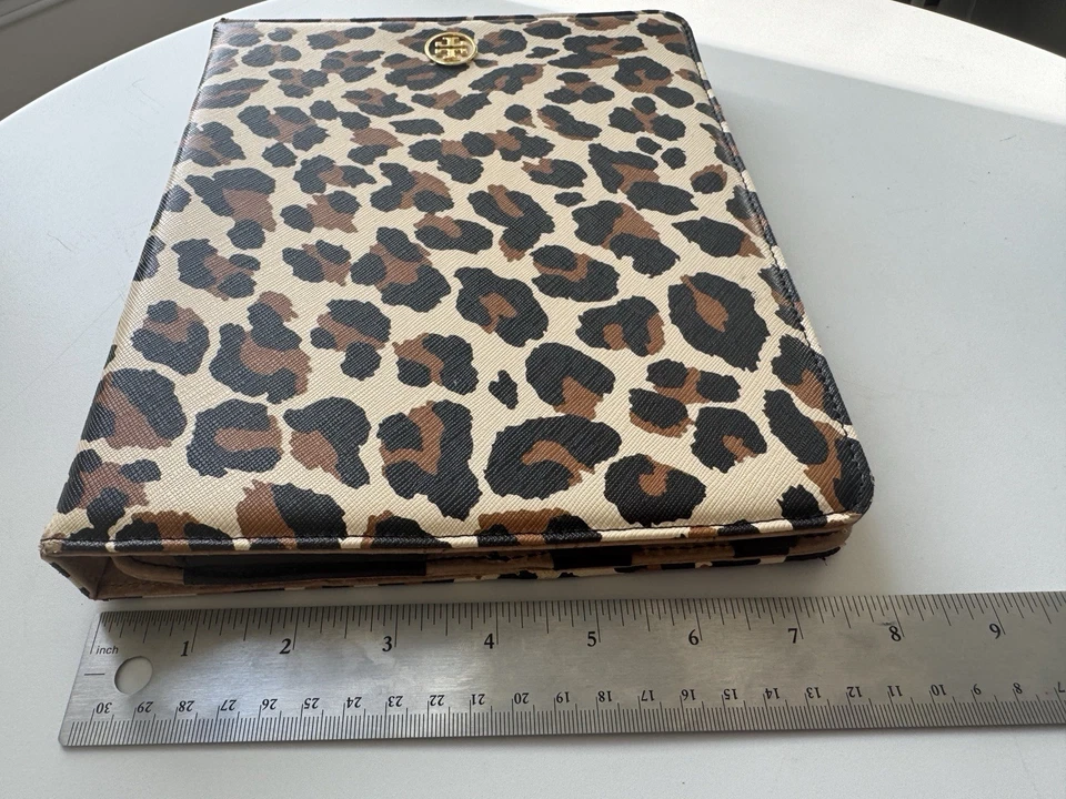 Funda iPad de cuero con estampado animal guepardo leopardo TORY BURCH 9,7 x 7,5 dispositivo E  Foto 3 de 4