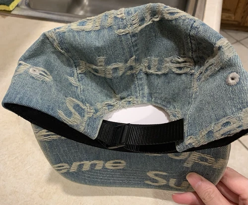 Casquette de camp 5 panneaux bleu Supreme SS21 logos effilochés denim