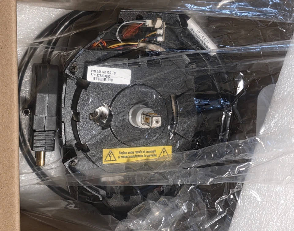 ETC Source 4WRD LED PAR Fixture with Light Engine7067A1100 - Image 4 of 4