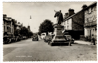 Eine Valentinstag Echt Foto Postkarte von High Street, Bala. Merionethshire.