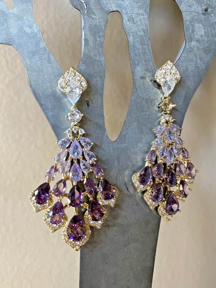 Pendientes de araña colgante de amatista cultivada en laboratorio personalizados de oro de 24 quilates sobre titanio Foto 2 de 4