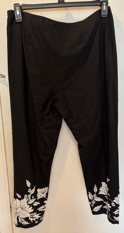 Casual Corner 14 floral hem pants 26-134-1