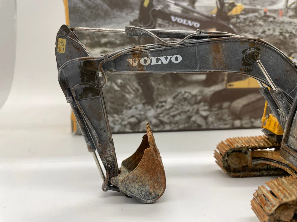 Volvo EC220D Crawler Excavator Muddy Verison 1/50 Scale DieCast Model Gift - Image 3 of 4