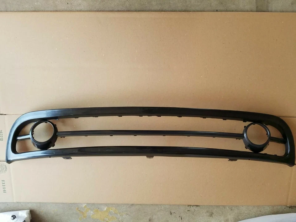 Комплект из 2 молдингов для нижней решетки переднего бампера и противотуманных фар 2001-2005 BEETLE - Изображение 2 из 2