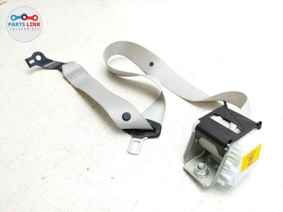 Mercedes C63 S AMG W205 2015-2020 montaje retractor cinturón de seguridad central trasero Foto 3 de 4