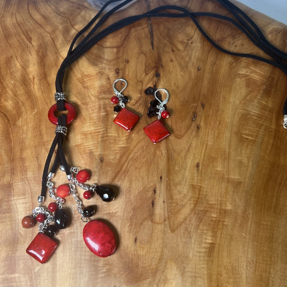 ¿Coral ROJO? Pendientes colgantes de cadena de cuero negro con cuentas Foto 2 de 4