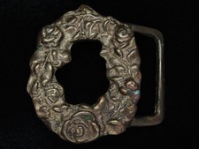 PI09159 VINTAGE 1970s  WREATH OF ROSE FLOWERS  ART SOLID BRASS BELT BUCKLE