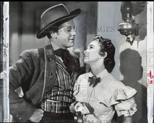 Press Photo Actors Van Johnson & Joanne Dru star in "The Siege at Red River"