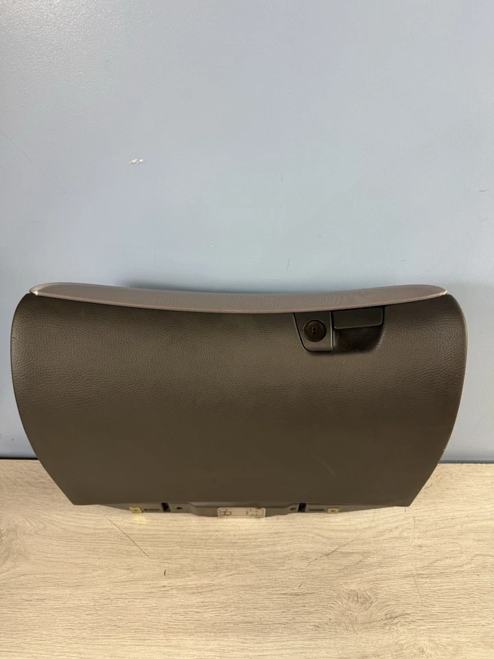 Guantera de tablero Volvo V70 XC70 MK2 04 - 07 S60 04 - 09 8650374 con borde plateado Foto 2 de 4