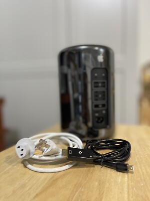 Mac Pro 6-Core Intel Xeon E5 3.5 GHz 32GB RAM 512GB SSD X2 AMD