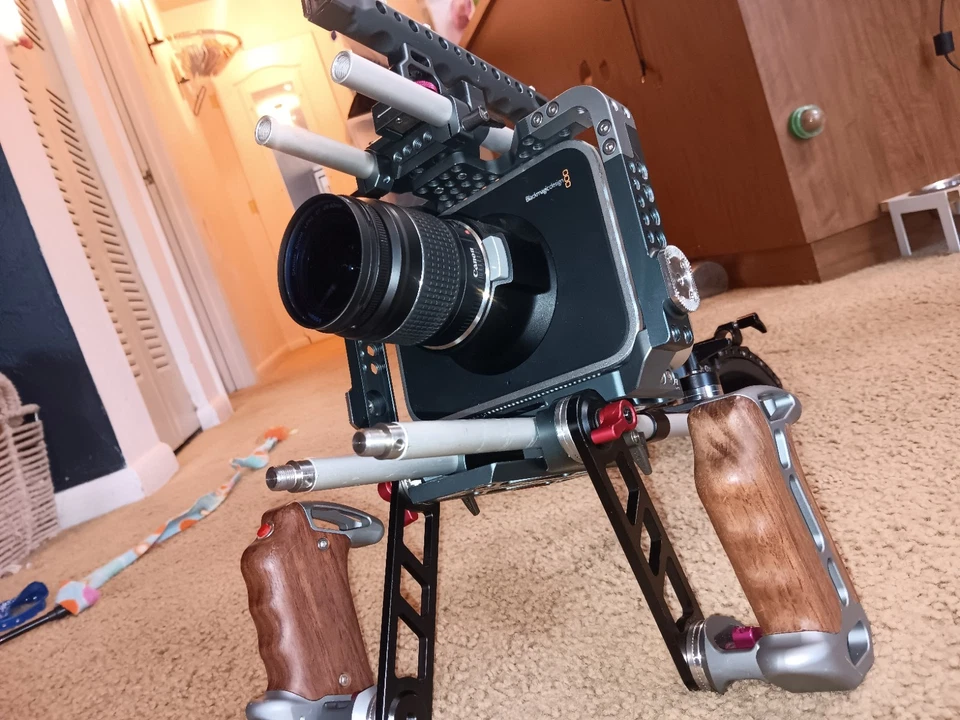 Cámara de cine Blackmagic Design BMCC 2,5 K EF con plataforma Tilta + 2 lentes. PROBADO Foto 4 de 4