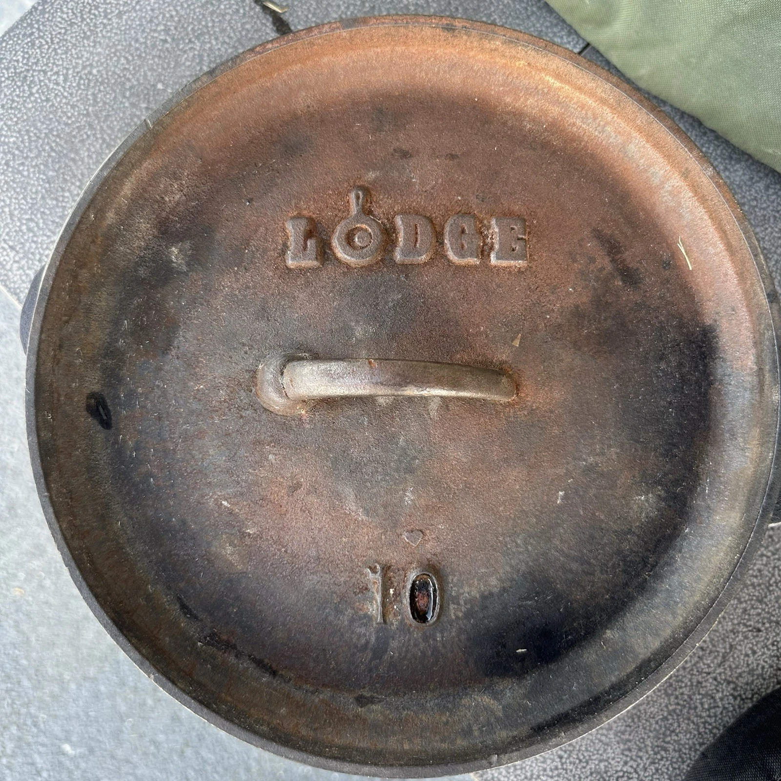 Vintage Lodge #10 Cast Iron Camp 3 leg Dutch Oven Cast Iron Pot w/Lid & Handle