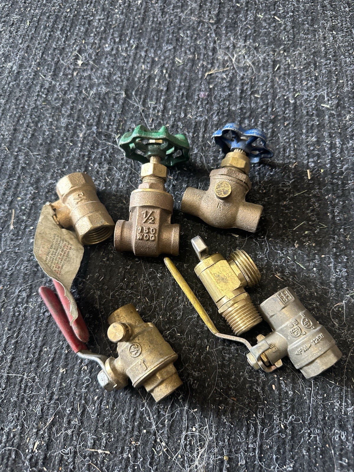 Lot of 6 Brass Plumbing Shutoff Valves 1/2 in Straight Handwheel & Lever.