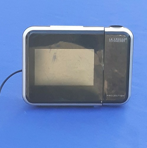W85923 La Crosse Technology Projection Alarm Clock w/Indoor Temperature - Picture 10 of 11