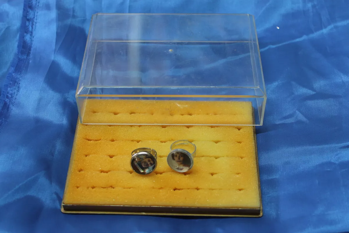 Gadget ANELLO CANTANTI VINTAGE QUI GIOVANI RACCOGLITORE GIANNI