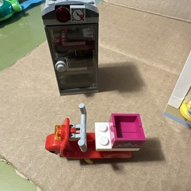 LEGO FRIENDS: Heartlake Cupcake Cafe (41119), Pre-owned, Incomplete