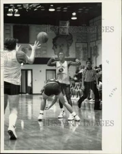 1986 Press Photo Fort Mill's Calvin Wallace passes ball during basketball game