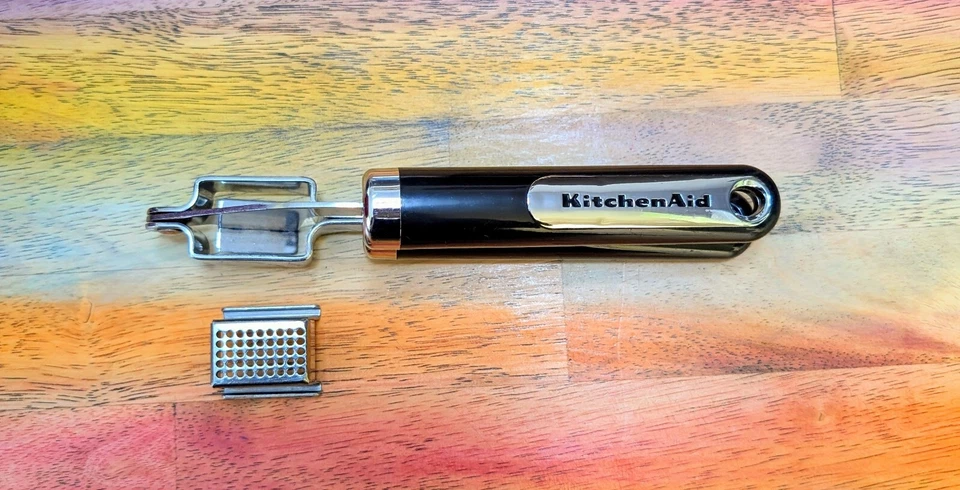 🌟KitchenAid GOURMET Prensa de ajo negra 7,5 pulgadas, cesta extraíble de acero inoxidable Foto 3 de 4